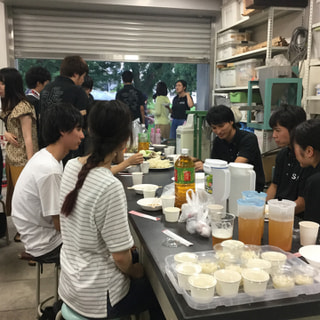昨日、鹿児島大学 食品技術研究会主催のセミナーに参加後懇親会で学生、顧問の先生方に開発中のエスニックスープ試作品のモニタリングを行いました。